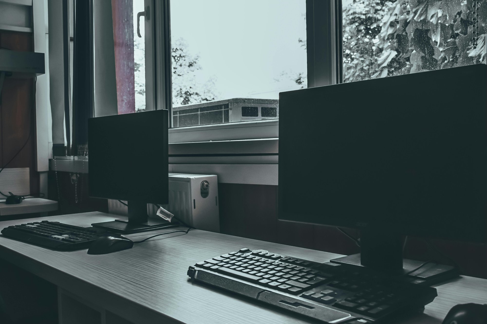 Professional IT services team working on cloud solutions — Shabby